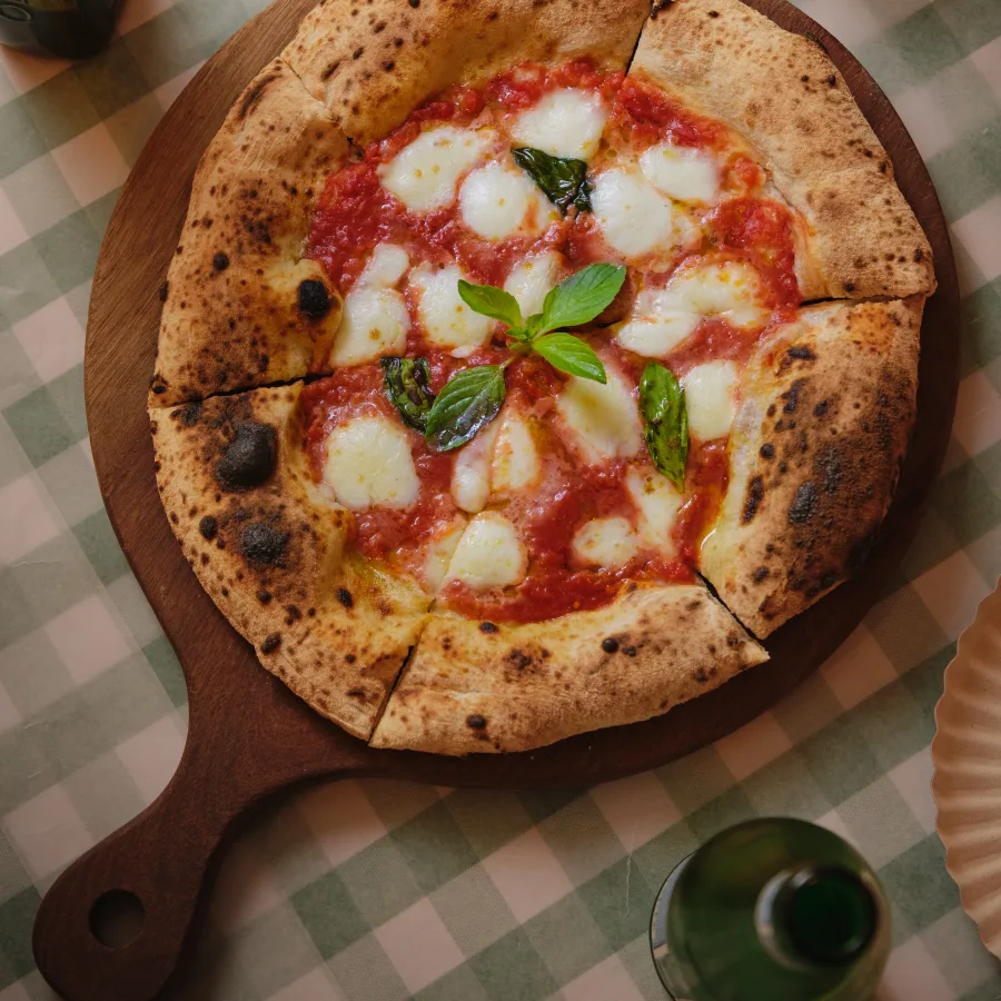 Pizzaiolo trabalhando a massa de pizza napolitana